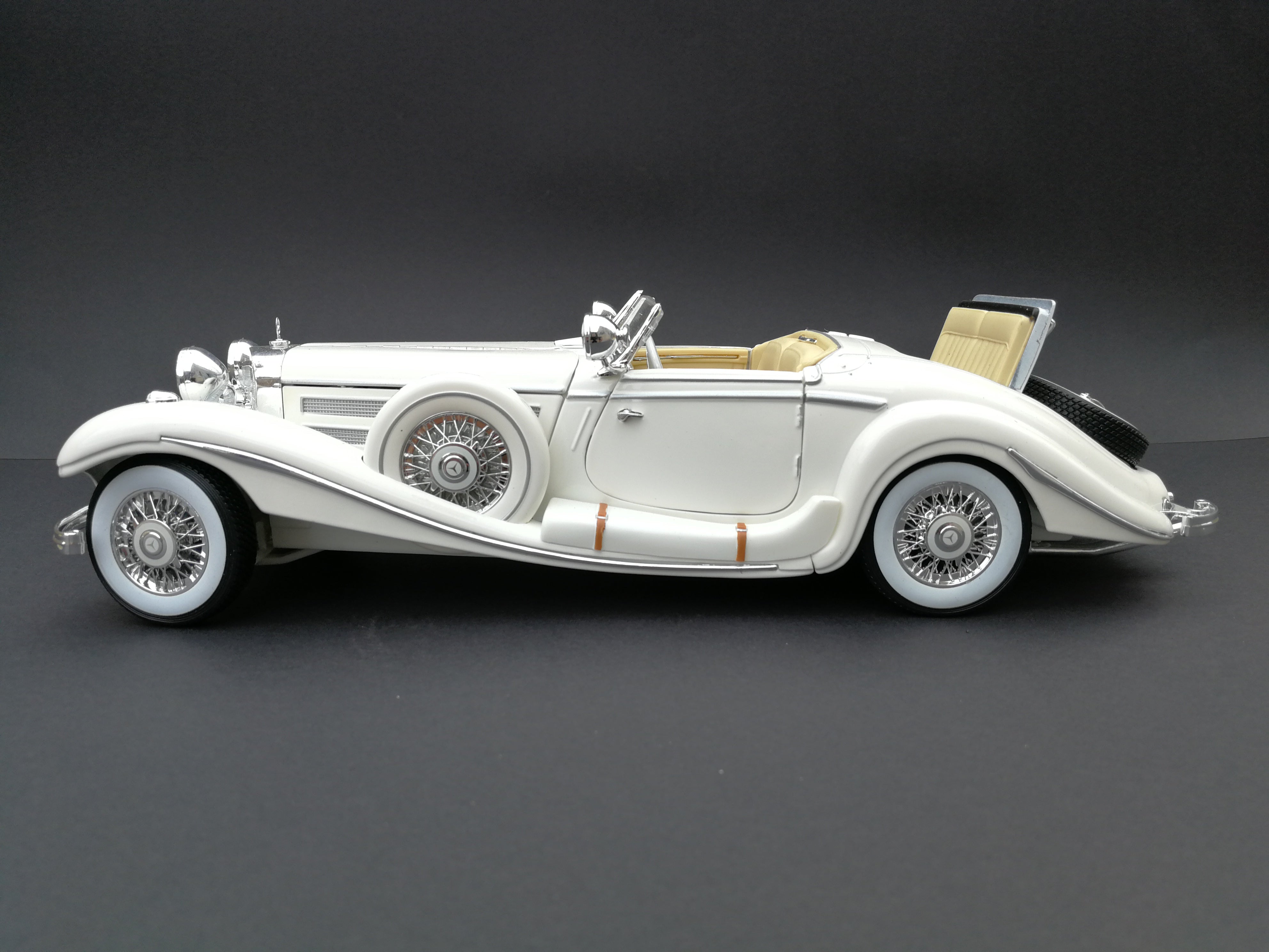 1936 Mercedez Benz 500K special roadster Diercast car. Scale: 1/18. White. Side view.